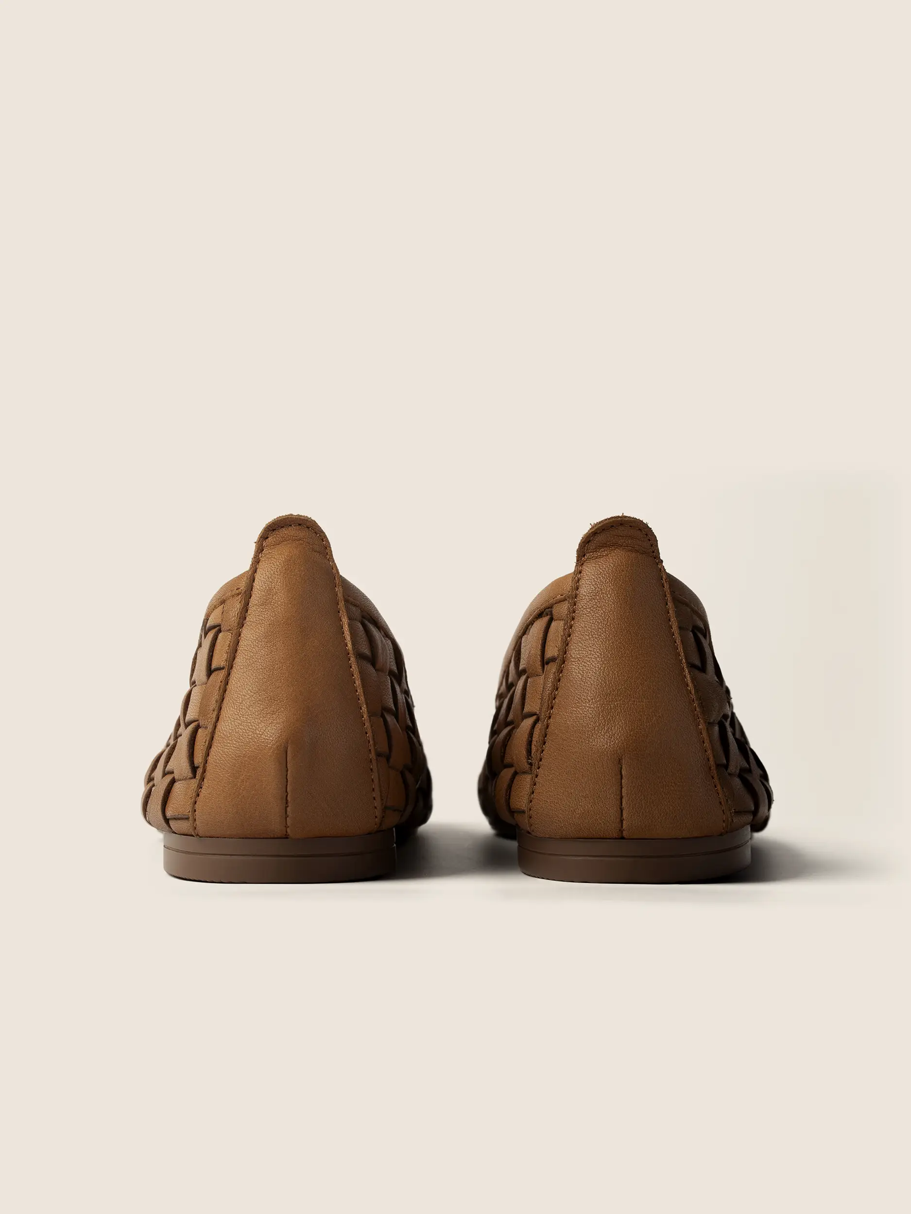 Eleganckie-baletki-koniakowe-plecionka-skórzana-z-wiązaniem