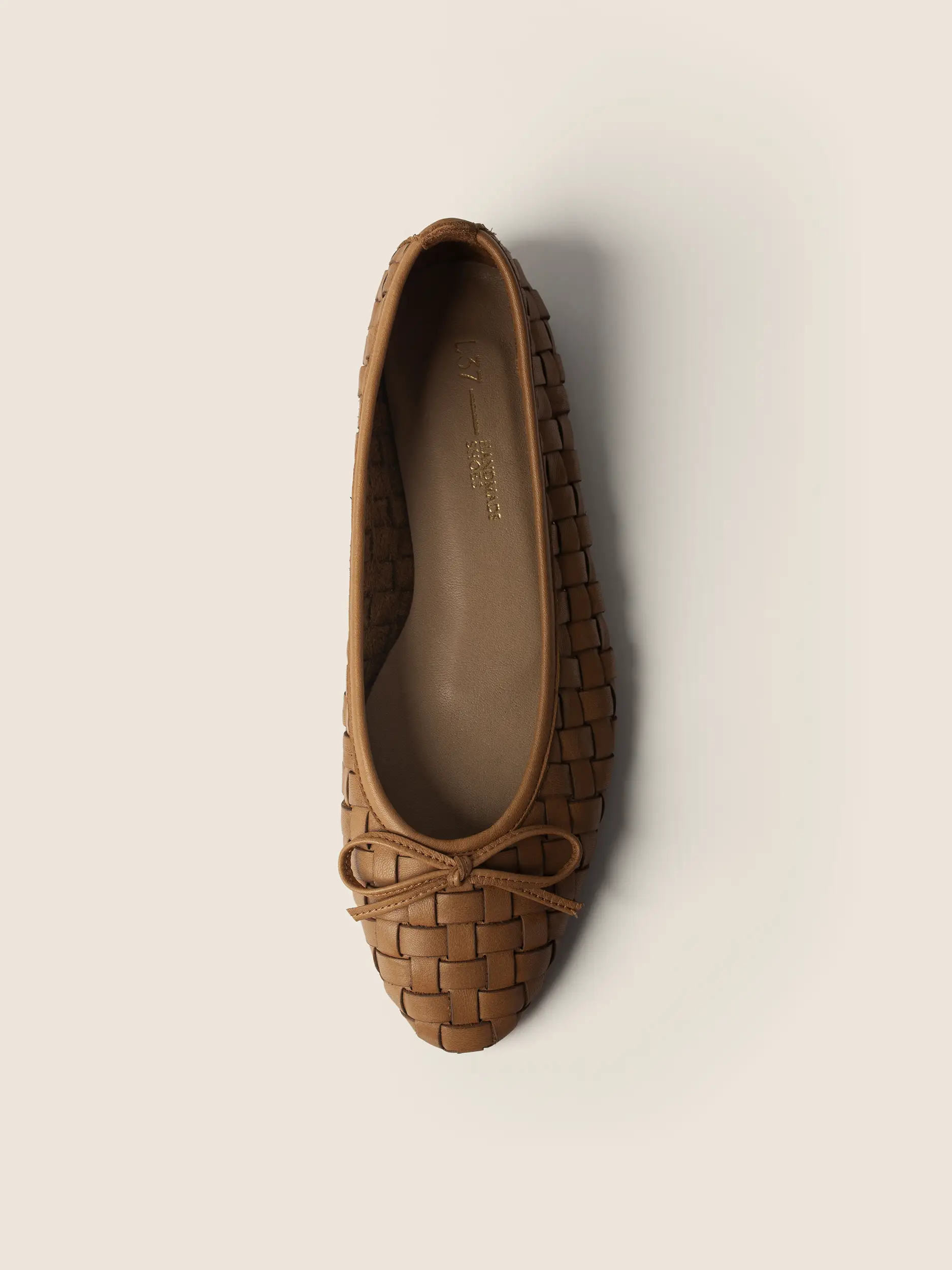 Detale-rzemieslniczego-splotu-skory-w-brazowych-balerinach-UP-IN-THE-AIR