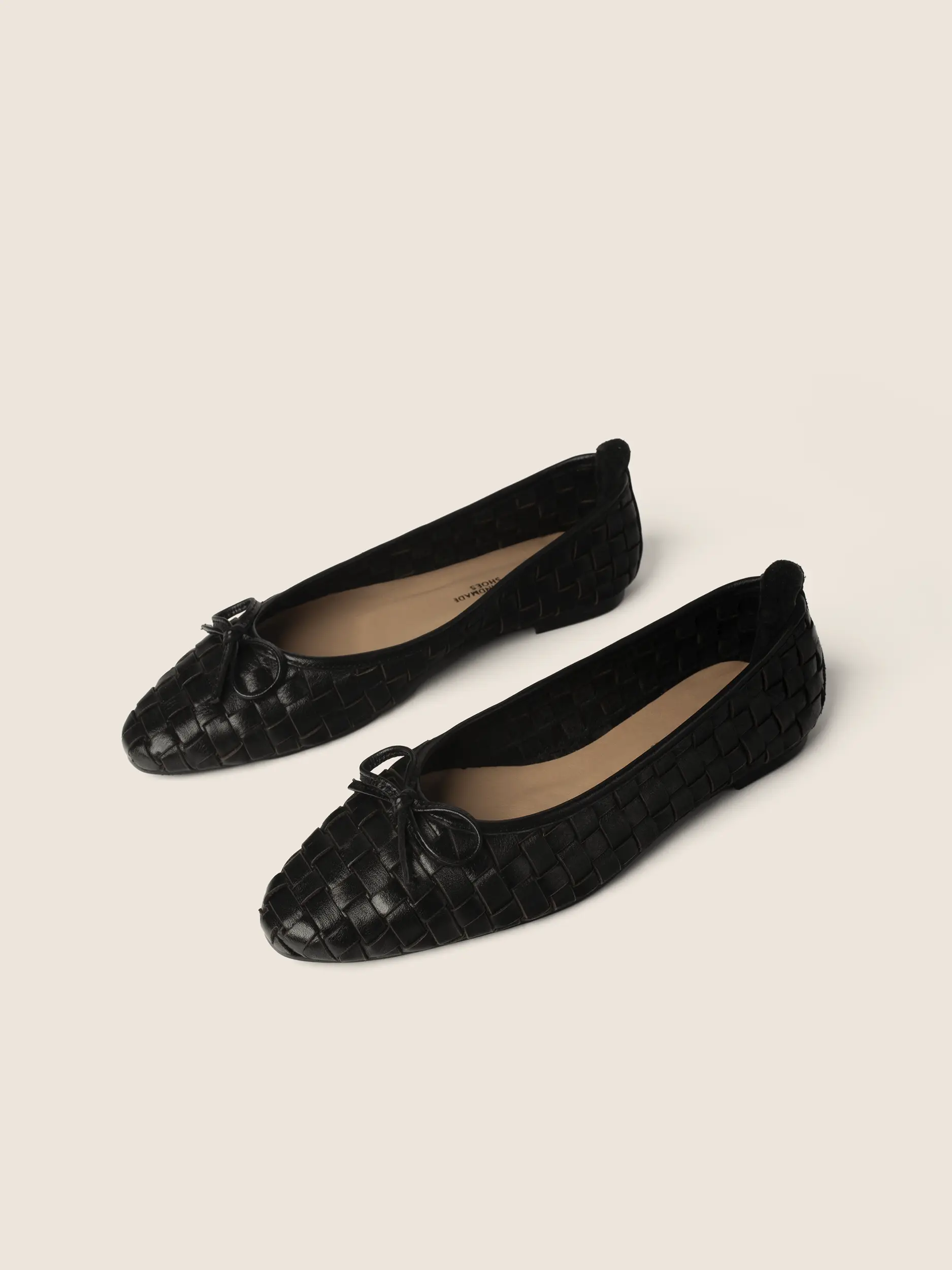 Eleganckie-czarne-baletki-pleciona-skora-naturalna-L37-widok-z-gory